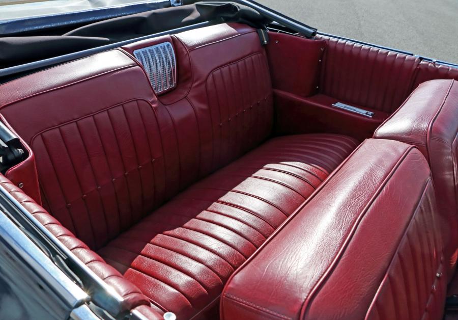 Интерьер Buick Electra 225 Convertible (4867) 1961 года  (фото 3 из 10)